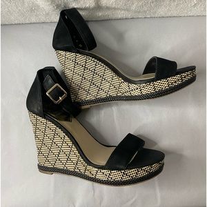 Vince Camuto Suede Leather Wedge
Sandle Platform Liberta
Size:9.5 Black/Beige